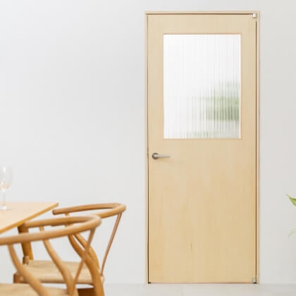上部に縦模様のすりガラスが入った、明るい木目調の室内ドアのイメージ写真