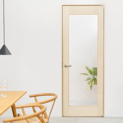 全体に縦長のすりガラスがはめ込まれた、明るい木製の室内ドアのイメージ写