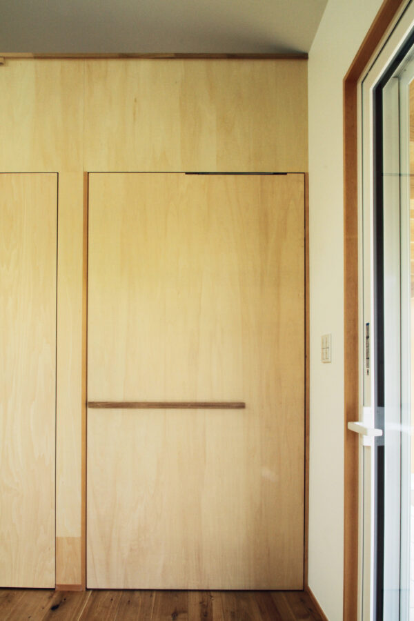 特注 シナ 収納戸 / 片開き戸 /スプルースガラス戸