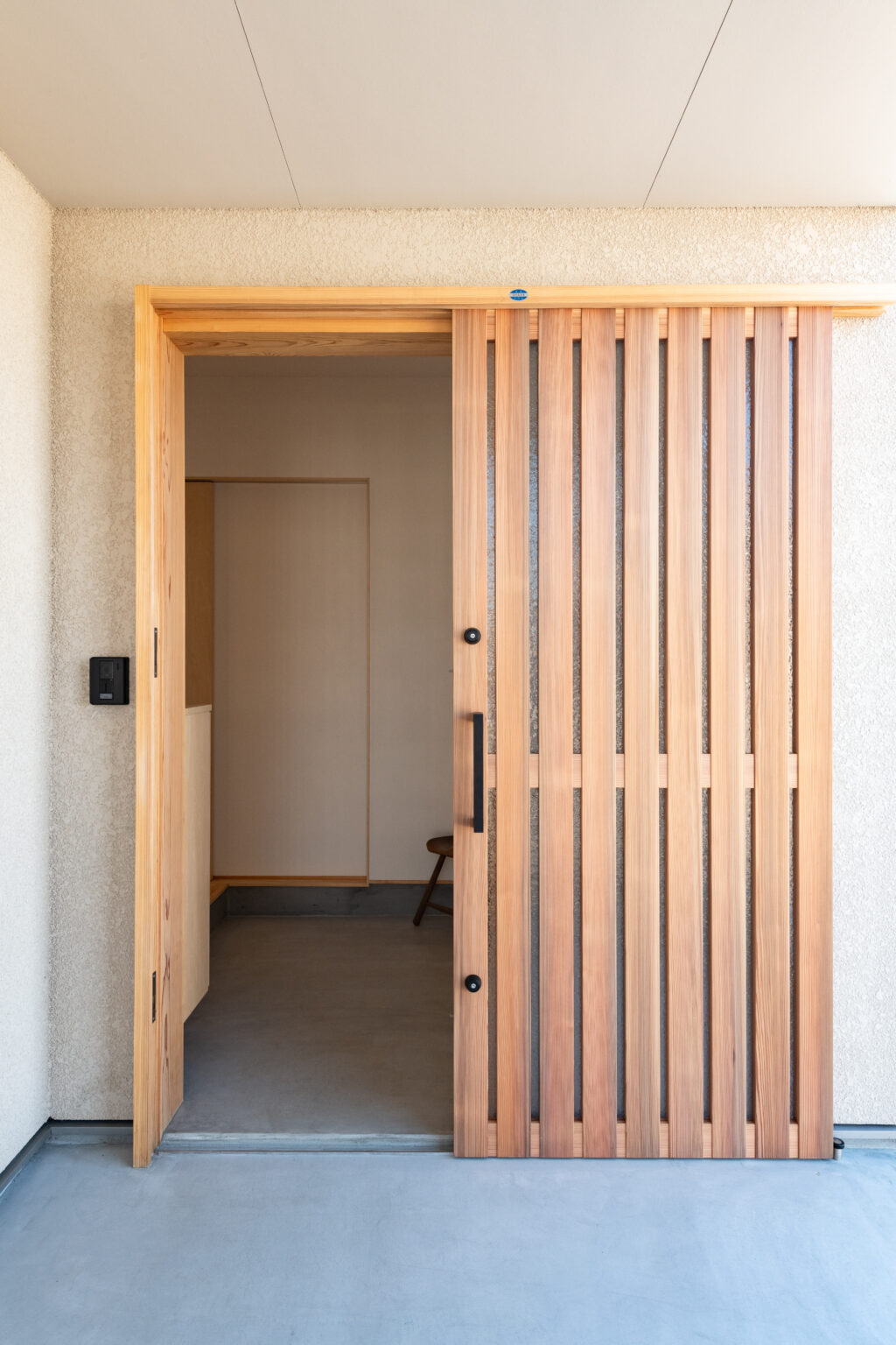 施工事例 特注 杉 玄関ドア 枠セット | 詳細｜無垢材ドア・木製ドア