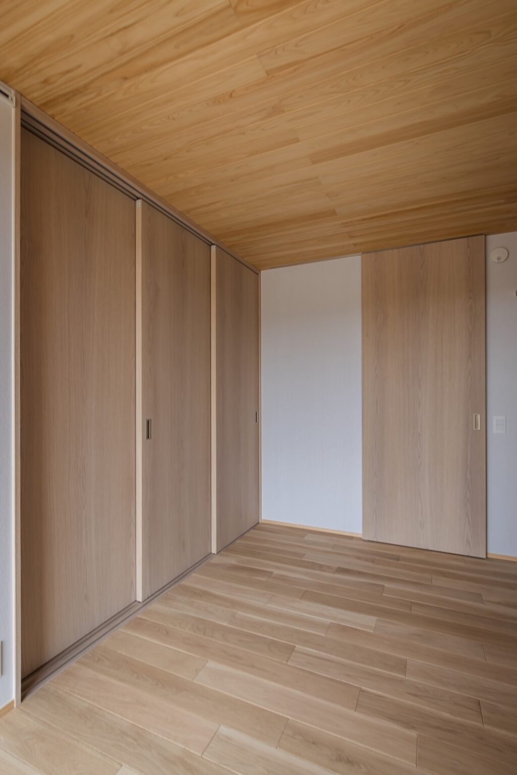 岡山県倉敷市｜オーク×ハイドアで魅せる「MUKUICHI」ガラス戸・引き戸・折れ戸