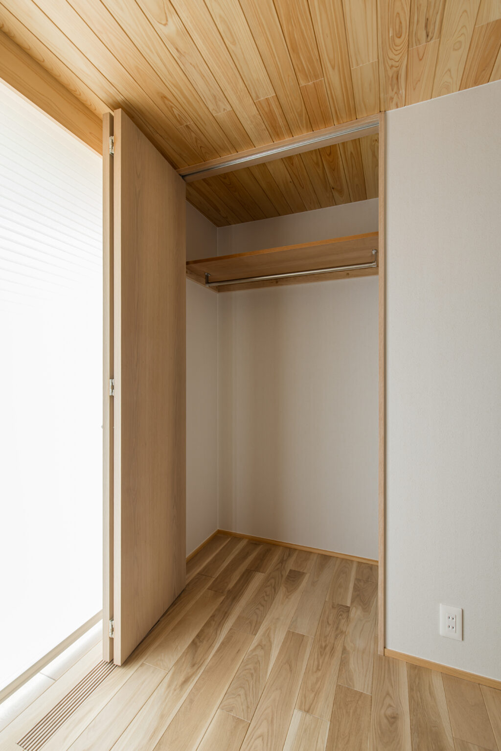 岡山県倉敷市｜オーク×ハイドアで魅せる「MUKUICHI」ガラス戸・引き戸・折れ戸