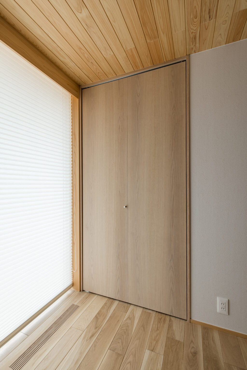 岡山県倉敷市｜オーク×ハイドアで魅せる「MUKUICHI」ガラス戸・引き戸・折れ戸