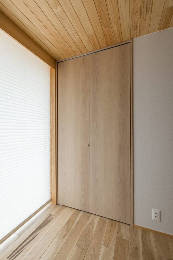 岡山県倉敷市｜オーク×ハイドアで魅せる「MUKUICHI」ガラス戸・引き戸・折れ戸