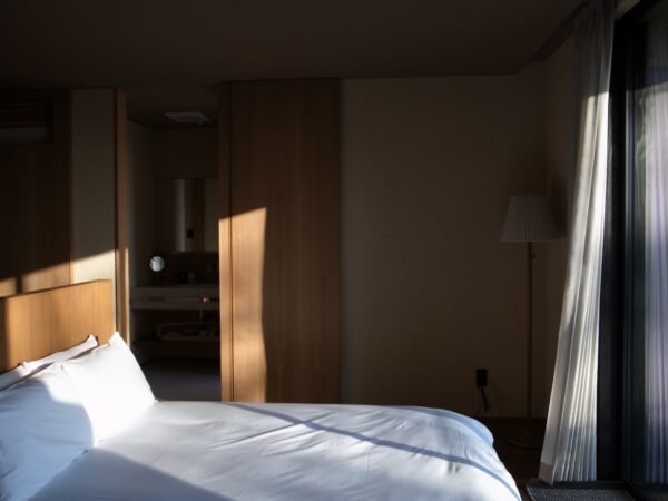 大分県｜ラグジュアリーな空間に溶け込む上質さ「MUKUICHI」オーク